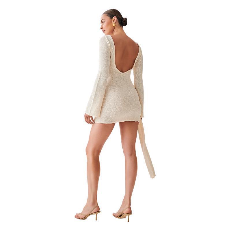 Belle Allure | Moderne Jurk met Knoopdetail